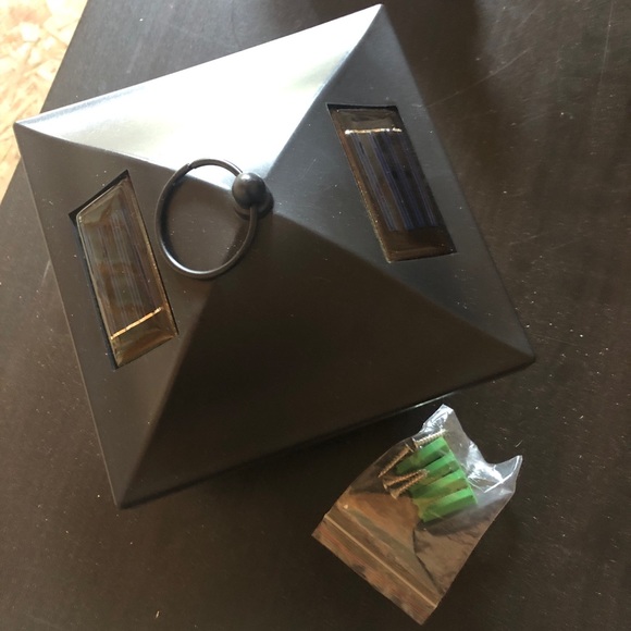 2 NEW SOLAR powered fence post caps - Picture 6 of 6